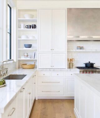 Happy Monday!

Here’s a beautiful alternative to corner cabinets. You know, the ones where you put all the stuff you never use and find years later ☺️

Design by @katiemartinezdesign